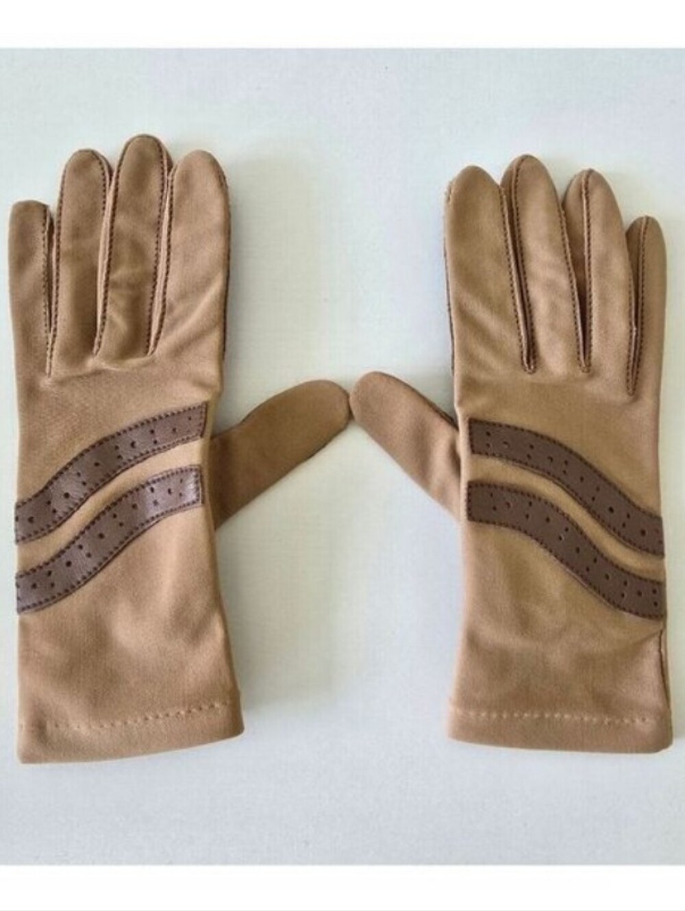 Leggs Sheer Energy Classic Tan Women's Stretchy Gloves with Brown Accent - OS